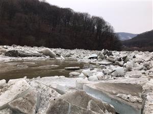 Poduri de gheaţă detonate pe Arieş FOTO 