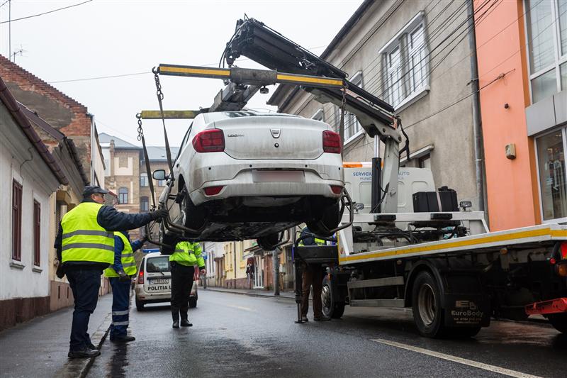 Au fost ridicate primele maşini parcate neregulamentar în Cluj FOTO