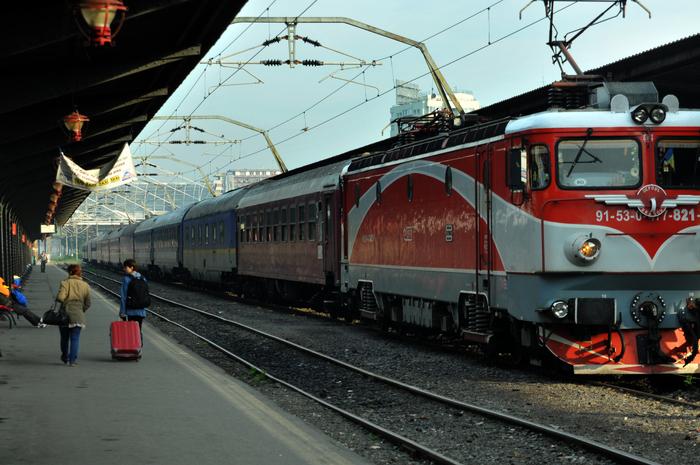 Gratuităţi la transportul feroviar pentru elevii de liceu şi studenţi, doar între casă şi şcoală