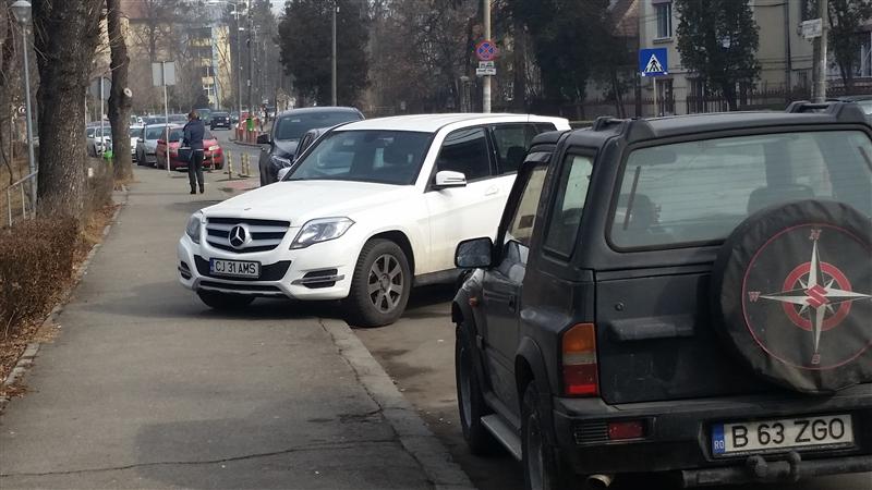 RUPE-TI PERMISUL! Cu maşina pe trotuar FOTO