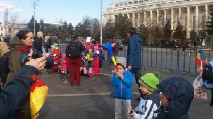 Protest cu desene şi jocuri în Piaţa Victoriei din capitală