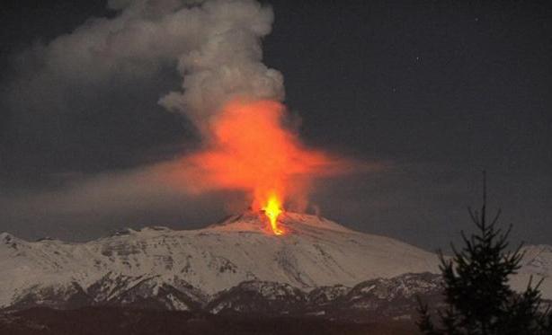 Vulcanul Etna erupe din nou