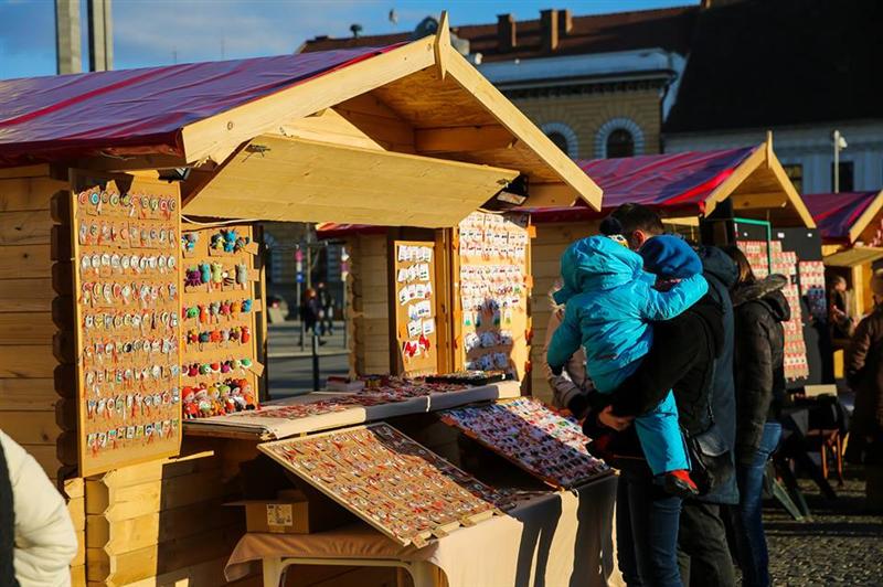 Grevă japoneză la Târgul de Mărţişor din Cluj. Chirii exorbitante pentru căsuţele din Unirii