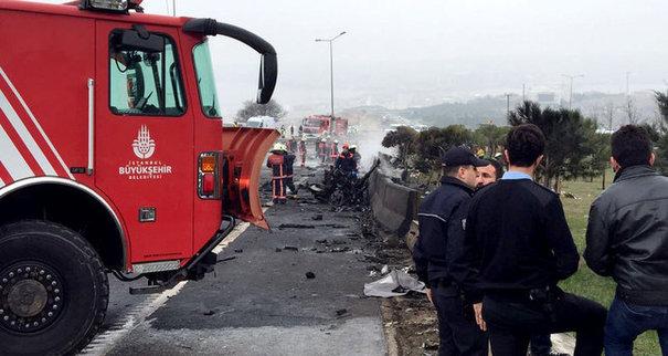 Un elicopter s-a prăbuşit pe o autostradă din Istanbul. Cel puţin cinci morţi