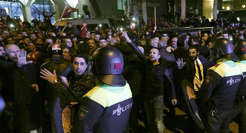 Proteste violente la Rotterdam. Ministru turc, expulzat din Olanda