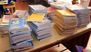 Ministerul Educaţiei selectează profesori pentru analiza şi evaluarea manualelor şcolare