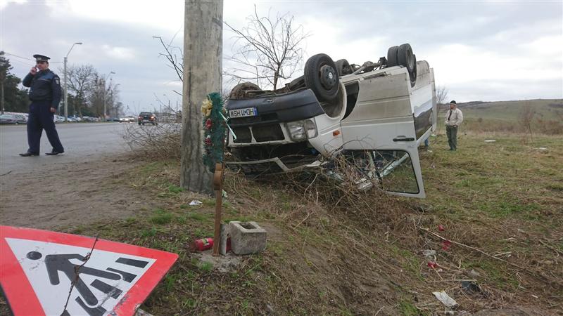 Un micobuz şcolar s-a răsturnat. 13 copii au ajuns la spital