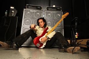 Legendarul basist Marco Mendoza concertează la Cluj