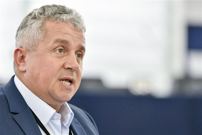Daniel Buda îi mai dă o temă de casă premierului Grindeanu