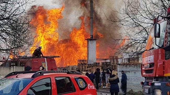 Incendiu devastator într-o comună clujeană. Un depozit de paleţi a ars în întregime FOTO - VIDEO