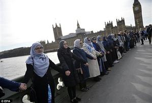 Zeci de femei musulmane, de mână, pe podul Westminster din Londra