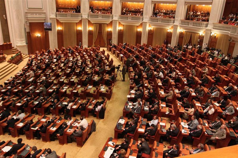 UDMR încearcă să elimine incompatibilitatea parlamentarilor, membrilor Guvernului şi aleşilor locali prin statutul de PFA
