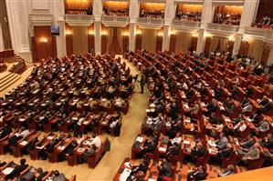 UDMR încearcă să elimine incompatibilitatea parlamentarilor, membrilor Guvernului şi aleşilor locali prin statutul de PFA