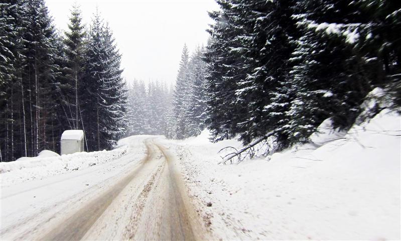 Cinci turişti, rămaşi blocaţi pe Transalpina, pe un drum închis circulaţiei 
