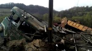 Accident feroviar în Hunedoara. 14 vagoane ale unui tren de marfă au deraiat. Doi mecanici de locomotivă au murit