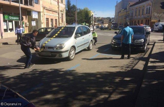Mamă cu un copil în braţe, călcată pe zebră de un şofer începător de 70 de ani - VIDEO