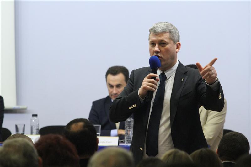 Vrea să rupă PNL în facţiuni şi să-l conducă
