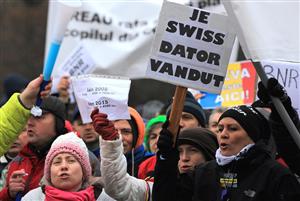 Scade numărul românilor cu credite în franci elveţieni