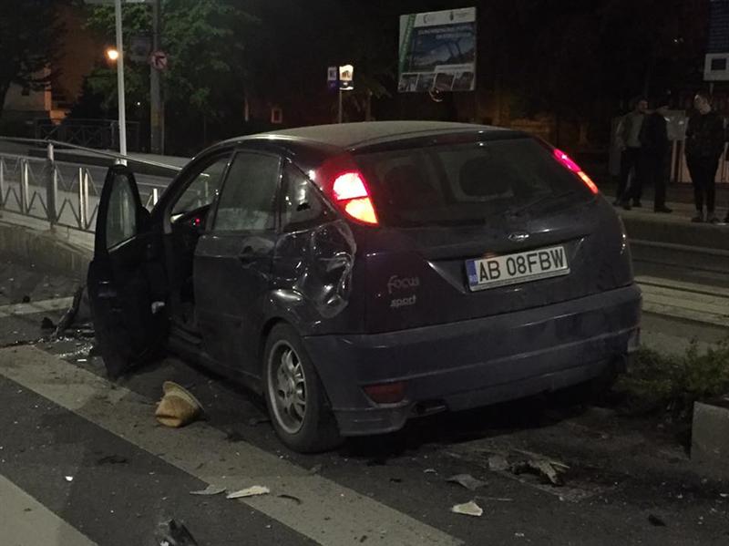 Accident la Opera Maghiară. A lovit un autobuz şi ricoşat în refugiul pentru pietoni FOTO