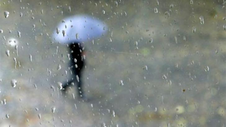 Vremea, în răcire accentuată. Ploi în toată ţara şi ninsori la munte