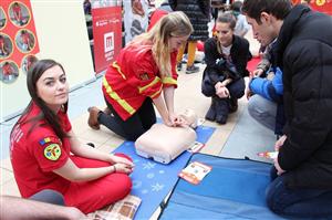 O secundă poate salva vieţi. Studenţii de la medicină îi învaţă pe clujeni să dea primul-ajutor