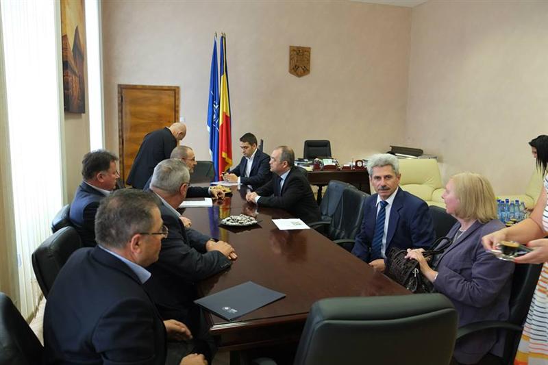 Salarii de aproape 2.000 de euro la pierderi de jumătate de milion de lei