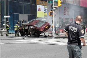Un mort şi 22 de răniţi, după ce un bărbat a intrat cu maşina în pietoni, în New York: 