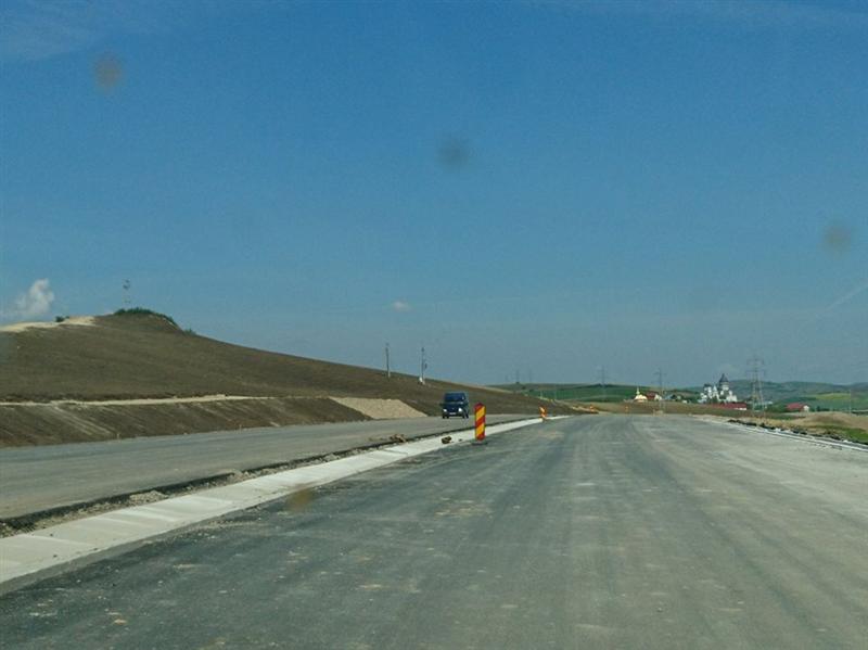 Trei probleme majore blochează un lot al Autostrăzii Sebeş - Turda. FOTO cu zonele critice