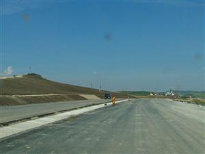 Trei probleme majore blochează un lot al Autostrăzii Sebeş - Turda. FOTO cu zonele critice