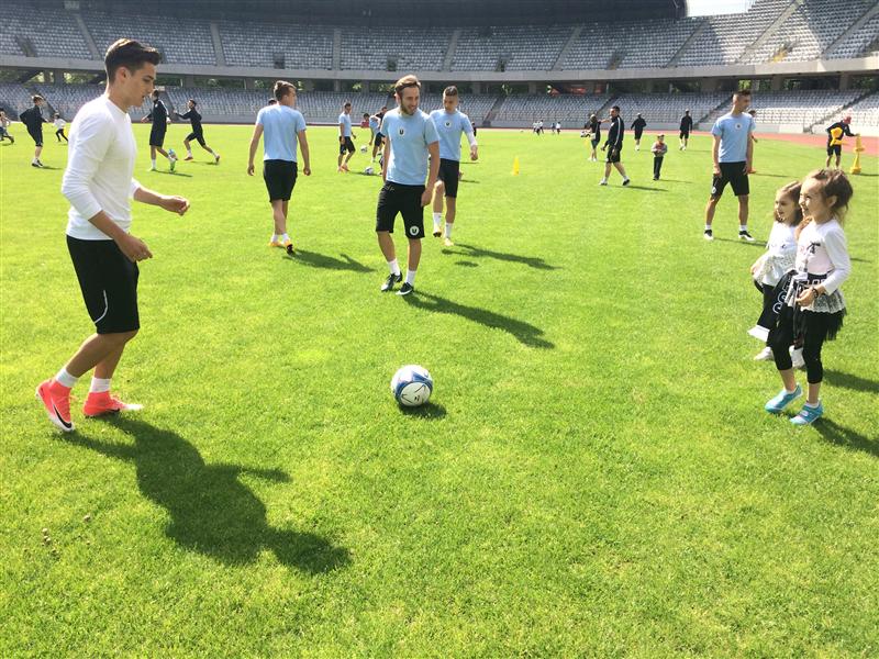 Fotbaliștii de la ”U” Cluj au dat în mintea copiilor FOTO