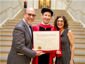Mark Zuckerberg are diplomă de Harvard. A primit-o la 12 ani de la absolvire