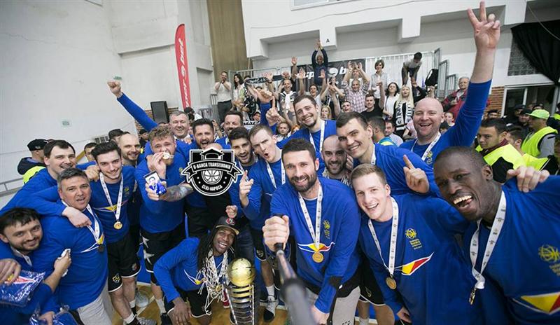Campionii s-au întors acasă. U-BT, aplaudată de fani la aeroport VIDEO