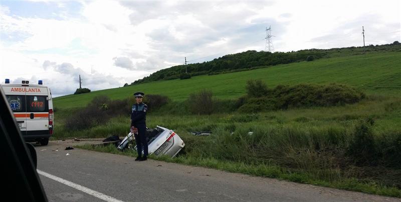 O femeie a intrat cu mașina într-un podeț. Victima, transportată la Cluj VIDEO