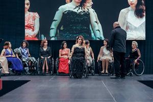 Atipic Beauty. Fotomodele în scaun cu rotile