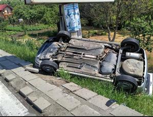 Accident pe Feleac! O maşină s-a răsturnat şi a ajuns în şanţ GALERIE FOTO