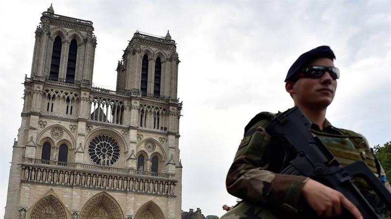 Focuri de armă în Paris. Un bărbat a fost împuşcat după ce a atacat un poliţist 