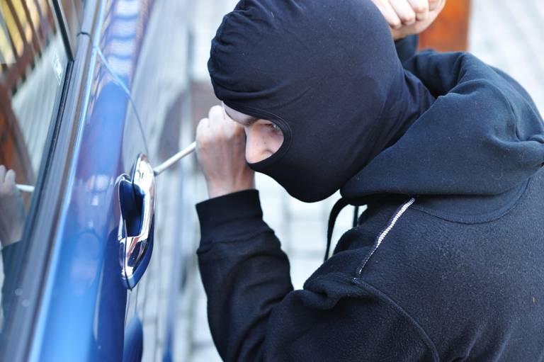 A spart şase maşini şi a furat bunuri în valoare de peste 10.000 lei