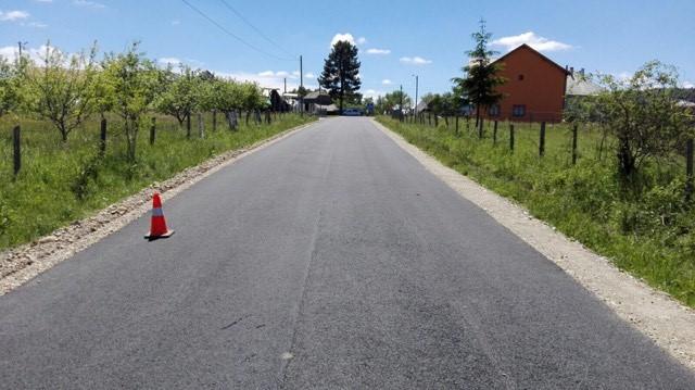 Asfalt pe un tronson al drumului județean Mănăstireni - Râșca FOTO