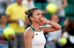 Halep, îngenuncheată la Roland Garros