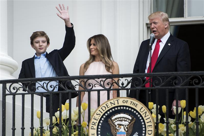 Noi locatari la Casa Albă: Melania Trump şi fiul ei, Barron, s-au mutat la Washington