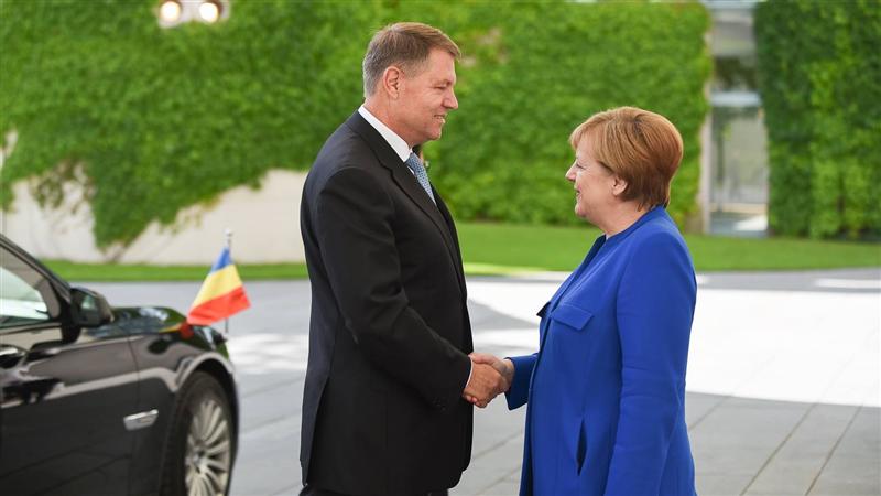 Mai aproape de Statele Unite şi Germania. România s-a profilat corect. Păcat că acasă...
