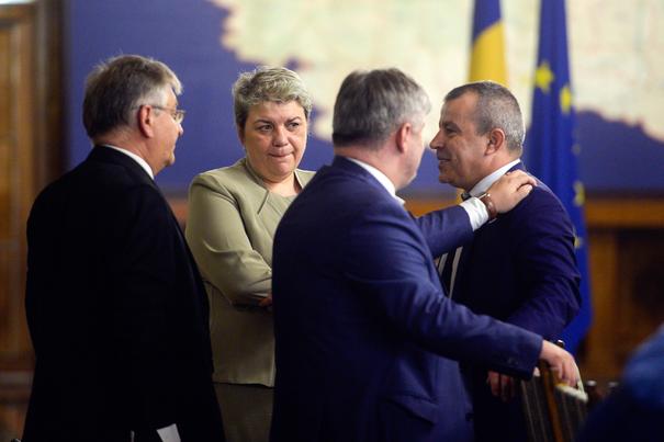 14 miniştri ai Guvernului Grindeanu au depus cereri de retragere a demisiei