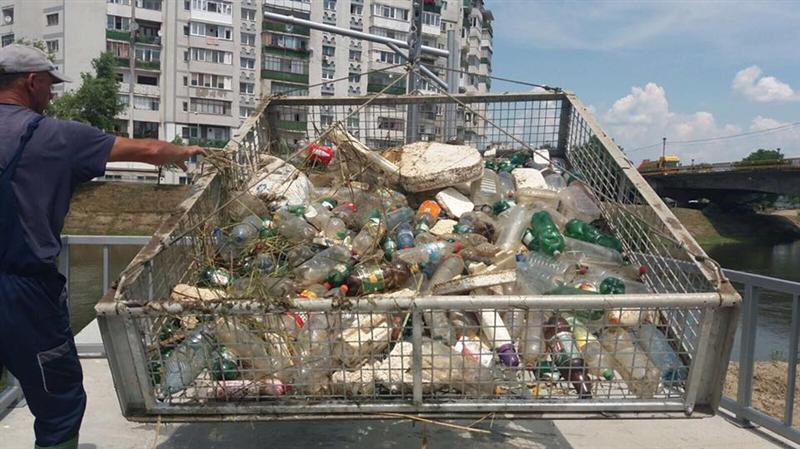 Primele deşeuri colectate de pe Someş cu sistemul de plutitori FOTO