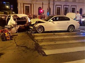 Accident cu patru victime în centrul Clujului. Un şofer băut a spulberat cu maşina un taximetru FOTO