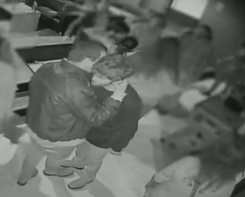 Îi recunoaşteţi? Sunt căutaţi pentru distrugerea mai multor maşini în Cluj VIDEO