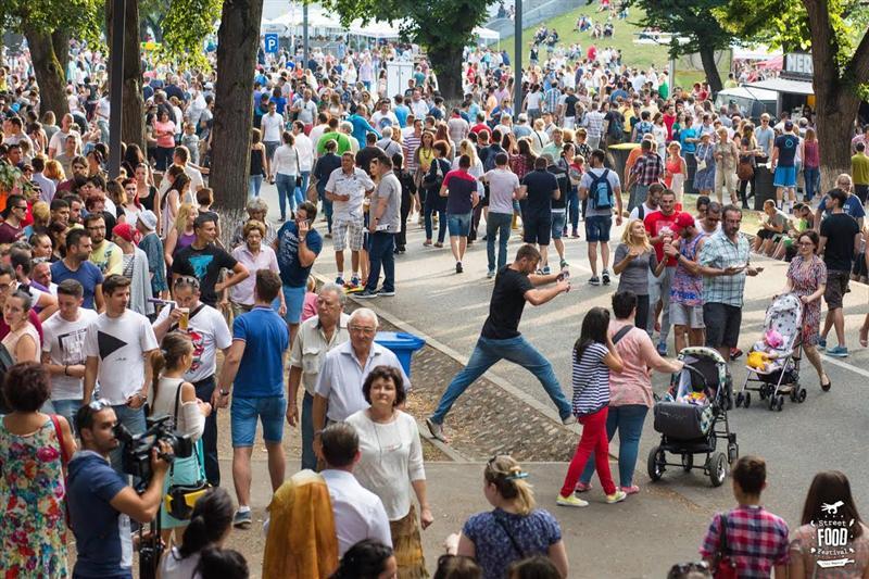 Street Food Festival închide circulaţia pe aleea Stadion