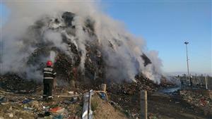 De peste 18 ore pompierii încearcă să stingă incendiul de la groapa de gunoi a Clujului