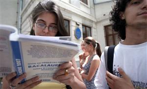 Jumătate dintre elevii clujeni cu 10 la bac vor să plece din țară