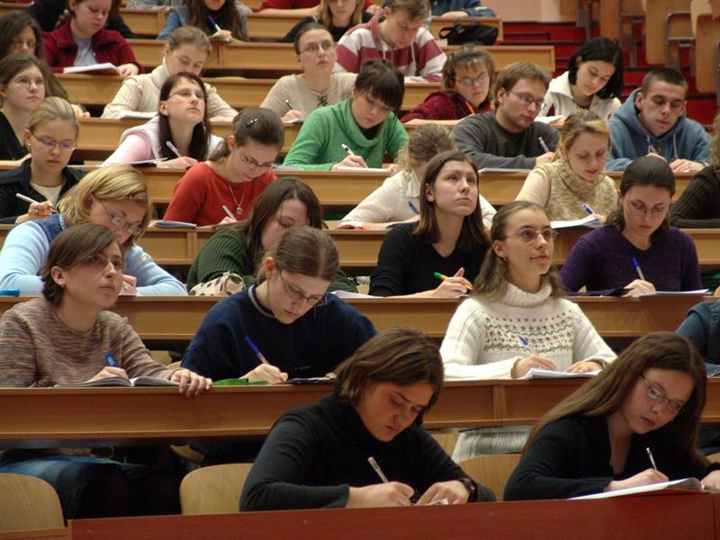 Veste bună pentru studenţi. Bursele se acordă şi pe perioada vacanţei de vară