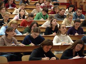 Veste bună pentru studenţi. Bursele se acordă şi pe perioada vacanţei de vară